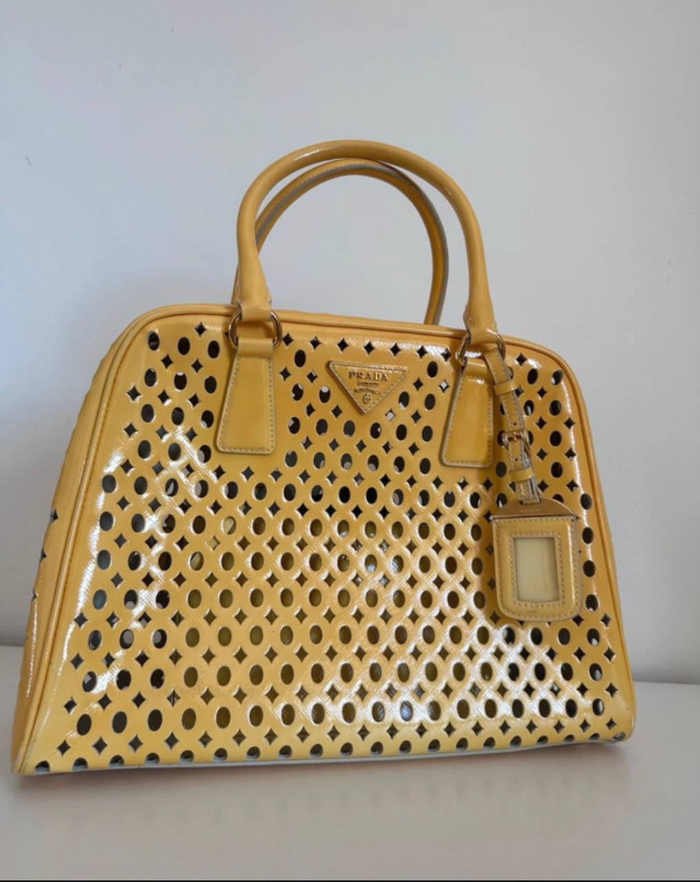 Желтая сумка Prada 2012 года