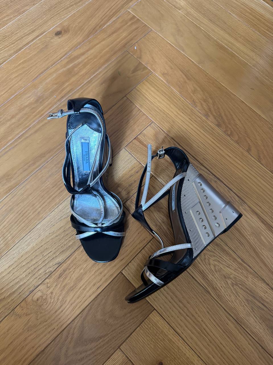 Босоножки Prada на танкетке