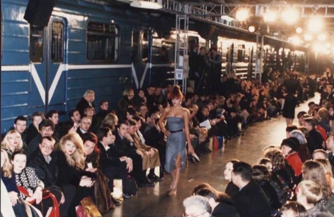 Показ Givenchy Александра Маккуина на станции «Сокол»