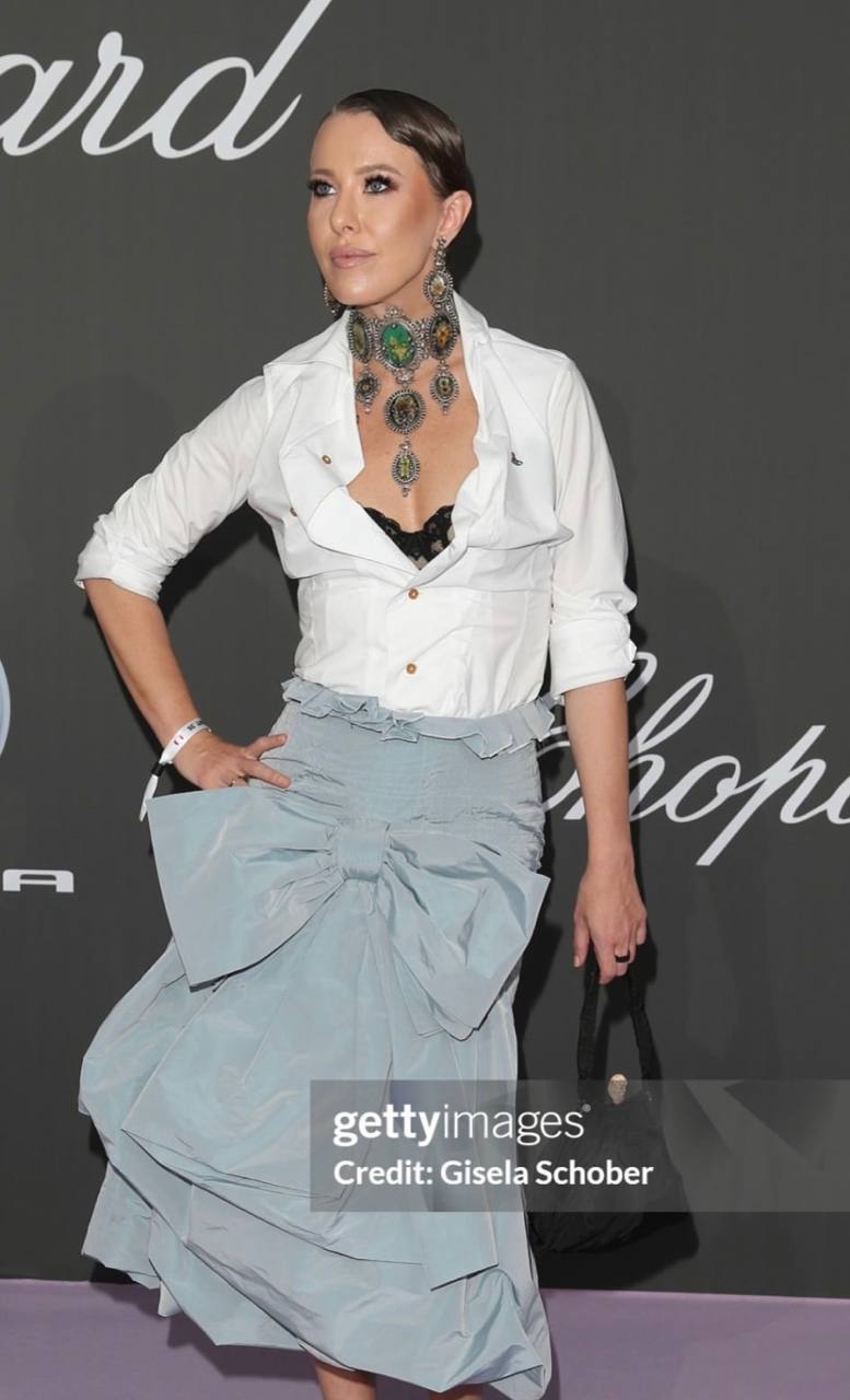 В Каннах Ксения Собчак выгуливала колье Dior by John Galliano из коллекции 1998 года