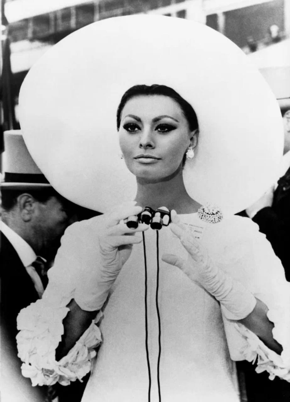 Костюмы Dior и Yves Saint Laurent в фильме «Арабеска»