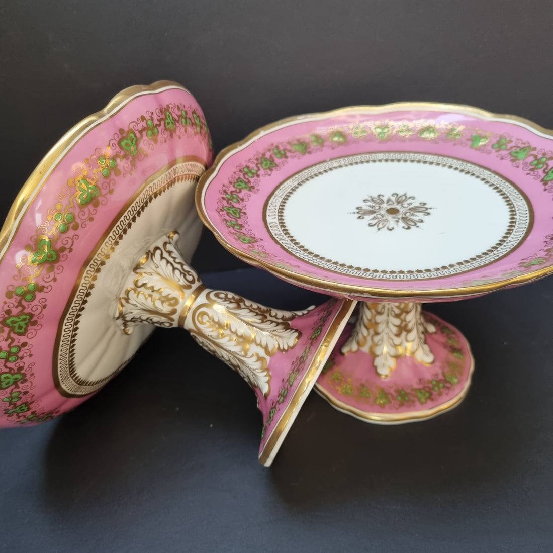 Сервировка из разных фарфоровых коллекций